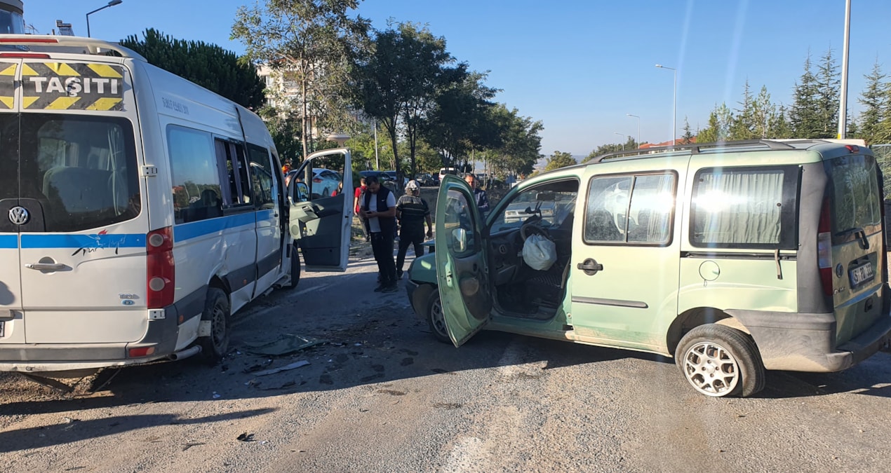 manisada ogrenci servisiyle otomobil carpisti 9 yarali NJaiGc6i