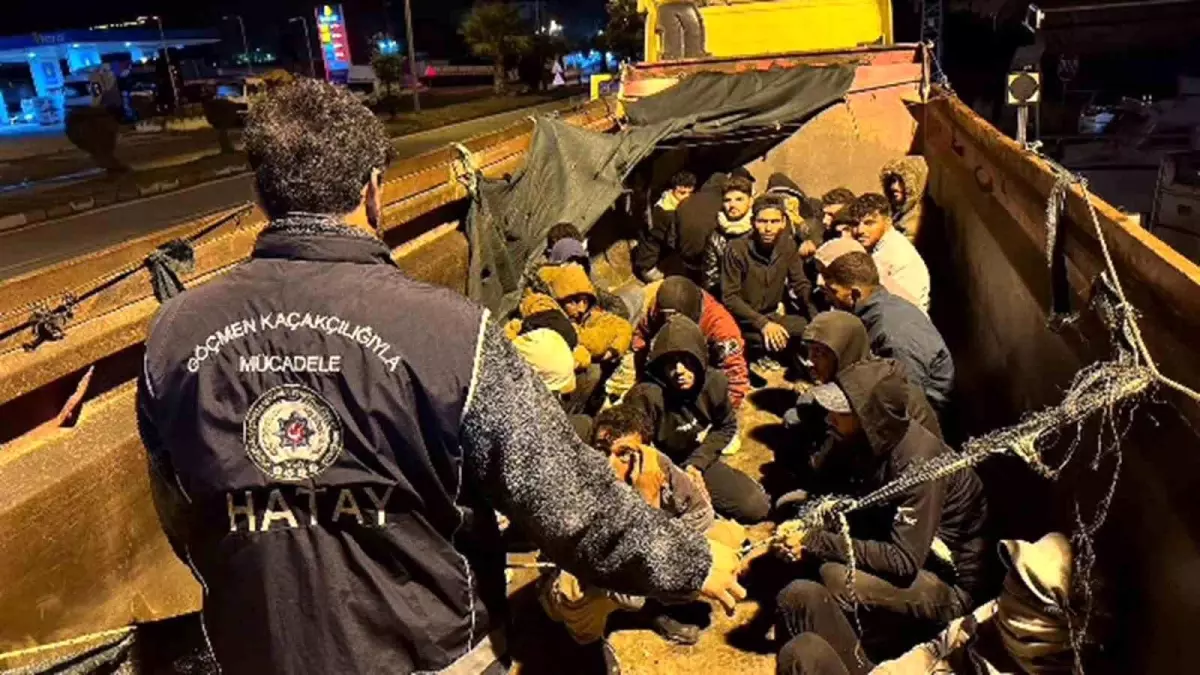 hatayda insan taciri hafriyat kamyonunda 28 kacak gocmenle yakalandi NUErDGhc.jpg