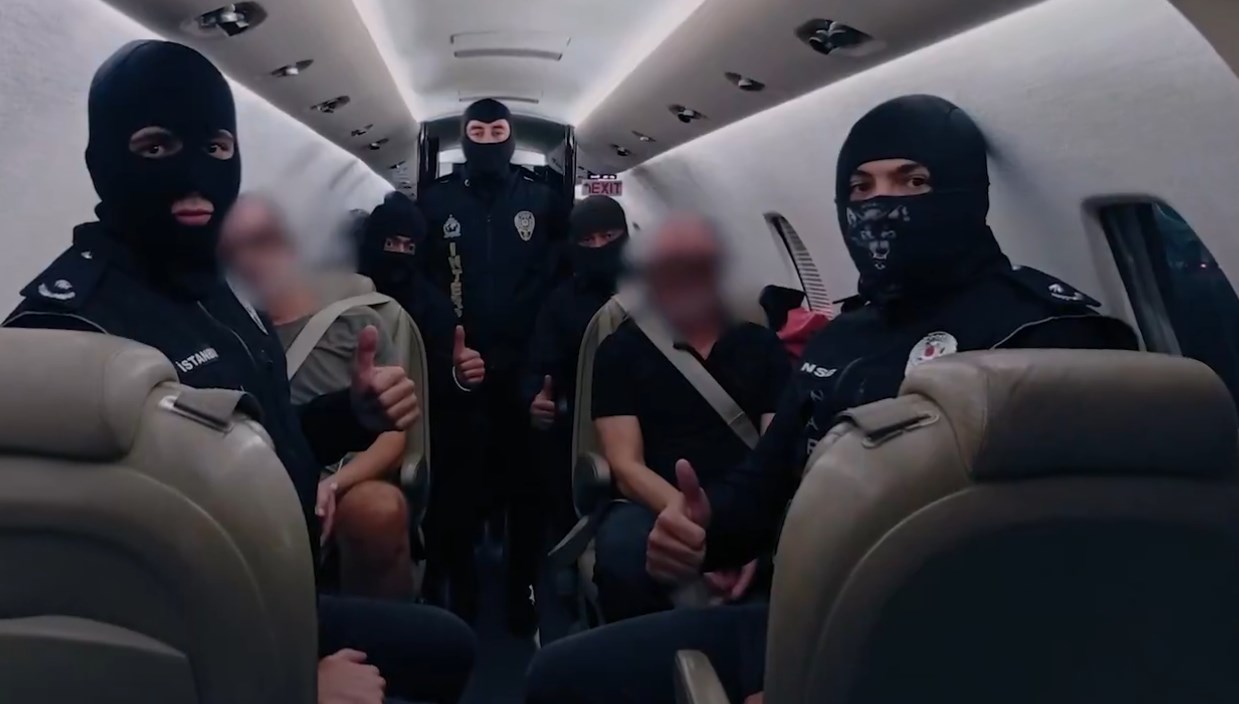 kirmizi bultenle araniyordu baede yakalanan iki kisi turkiyeye getirildi AC318Lg2