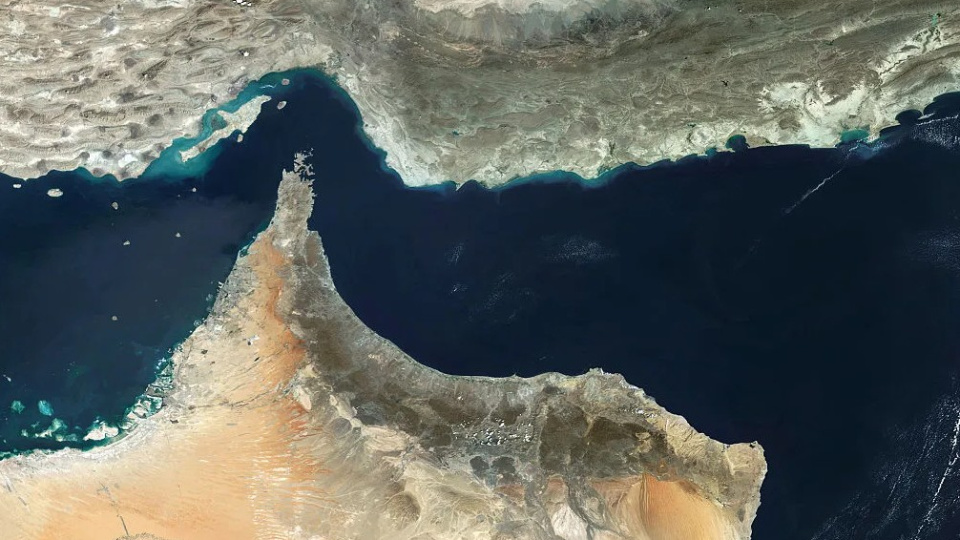 İranlı Süpertanker Hürmüz Boğazı’ndan Geçiş Yaptı